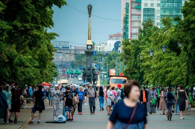 Челябинск люди. Люди на улице. Кировка Челябинск. Челябинск площадь Кировка.