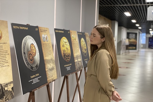 В Челябинске впервые открылась выставка Банка России «Петра творенья»