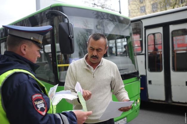 Алексей Текслер запретил мигрантам водить автобусы и такси