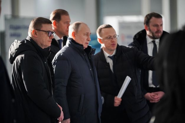 Владимир Путин посетил завод по производству роботов